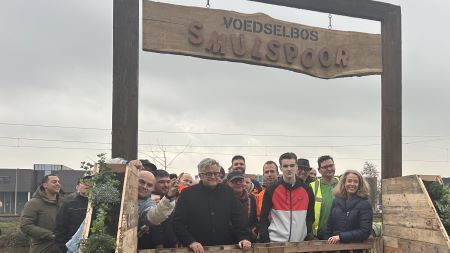 Nieuw voedselbos Eetbaar Alphen geopend bij Rijnvicus 