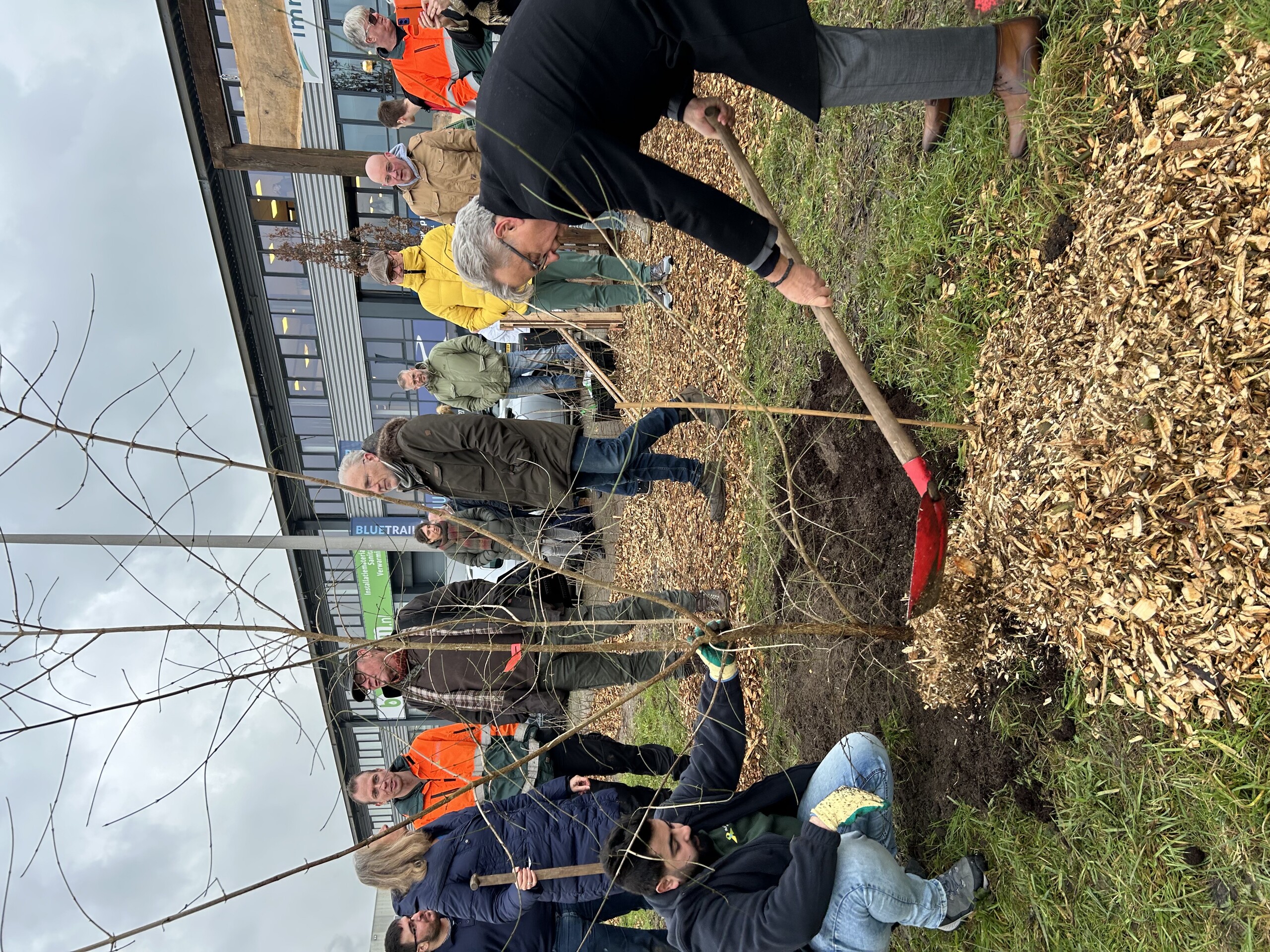 Nieuw voedselbos Eetbaar Alphen geopend bij Rijnvicus 